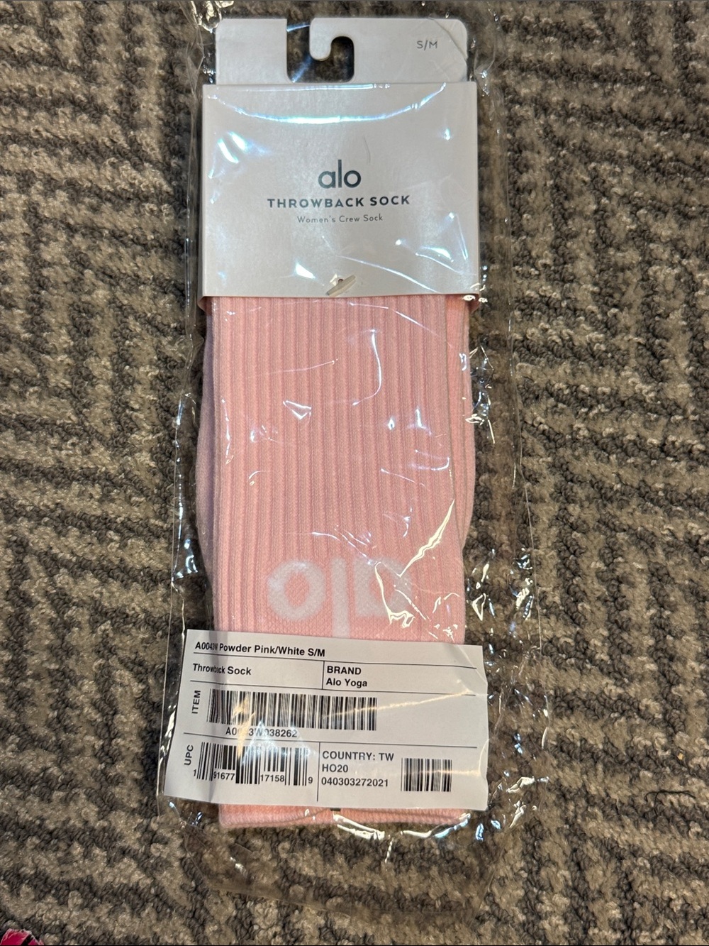 ALO Yoga Throwback Crew Socks in Powder Pink and White